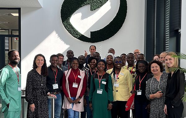 Experten der Regierung und lokaler Behörden aus Ghana besuchten den Grünen Punkt News Bild Experts from government and local authorities from Ghana visited Green Dot to discuss EPR and recycling