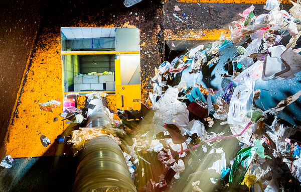 Kaffeekapseln aus Aluminium werden in der Sortieranlage für Leichtverpackungen von einem Wirbelstromscheider erfasst und für das Recycling aussortiert News Bild In the sorting plant for lightweight packaging aluminum coffee capsules are collected by an eddy current separator and sorted out for recycling
