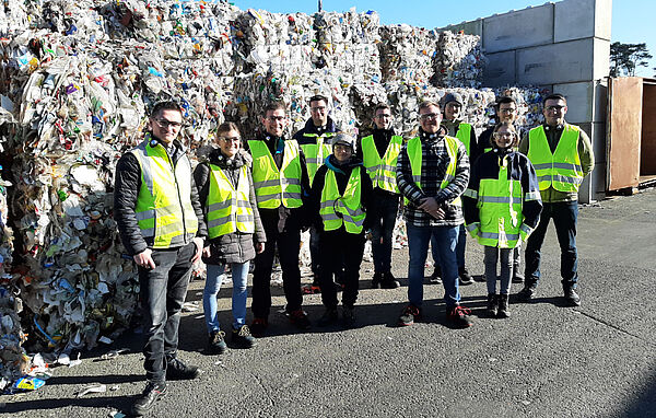 News Bild [Translate to Englisch:] Lisa Tölle (2. v. l.) und Ivan Diestel (l.) mit Studierenden der Universität Paderborn (Bild: Der Grüne Punkt)