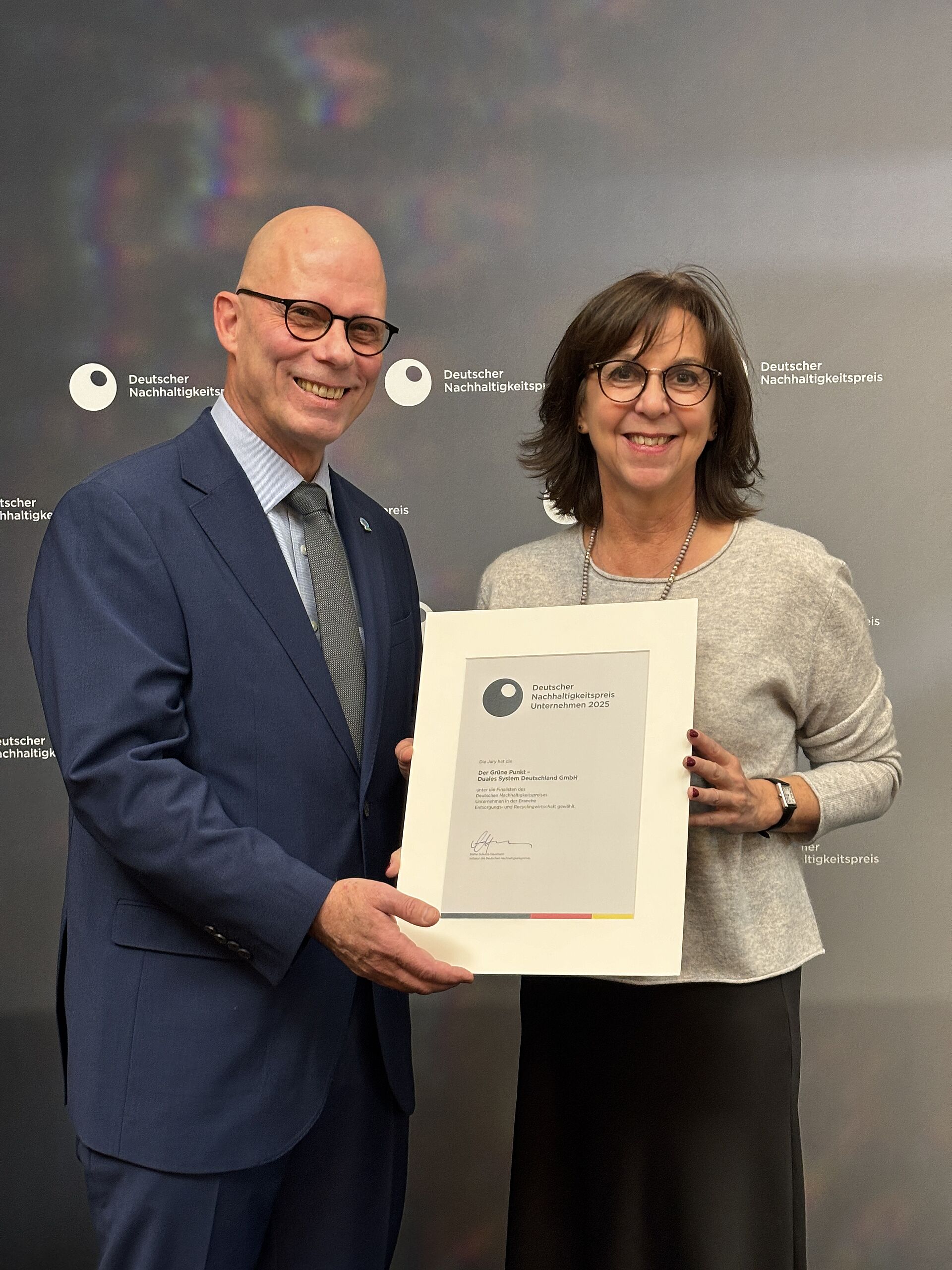 Prof. Dr. Günther Bachmann presents Dr. Ina-Maria Becker with the certificate for being in the final (Image: Susanne Ziegler/Der Grüne Punkt)
