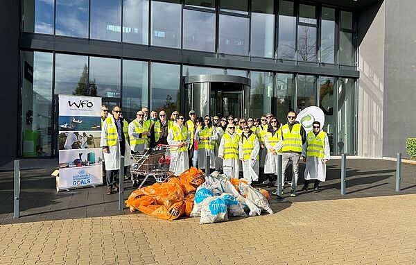 Mitarbeiterinnen und Mitarbeiter des Grünen Punkts starten „Kölle-putzumter“-Aktion und räumen im Umkreis des Unternehmenssitzes in Köln Abfälle auf. News Bild Employees of Grüner Punkt launch "Kölle-putzumter" campaign and clean up litter around the company's headquarters in Cologne.