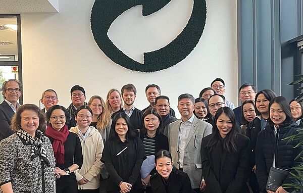 News Bild [Translate to English:] Bildunterschrift: Mark Vester und Ursula Denison vom Grünen Punkt (v. l.) begrüßten die Gäste aus Thailand (Bild: Der Grüne Punkt)