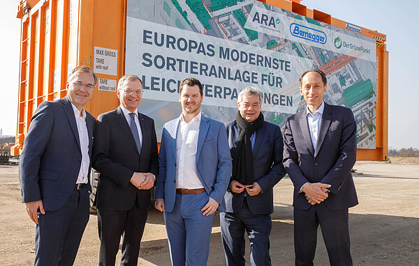 News Bild [Translate to Englisch:] Martin Prieler (ARA), Landeshauptmann Thomas Stelzer, Kurt Bernegger (Bernegger Gruppe), Vizekanzler Werner Kogler, Laurent Auguste (Der Grüne Punkt). (Bild: Wakolbinger)