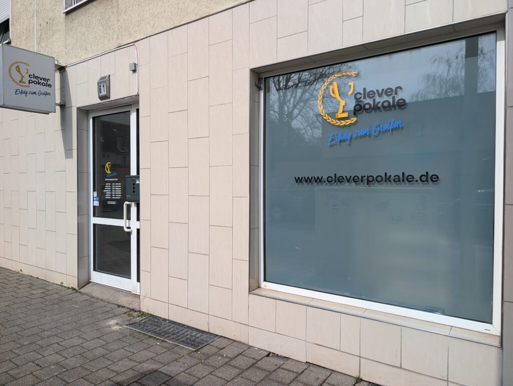 Pokale kaufen – ob für den Sportverein, das Firmenevent oder die Schulehrung: Wer Auszeichnungen sucht, hat heute mehr Auswahl denn je. Dieser Ratgeber zeigt dir, worauf es beim Kauf ankommt, welche Materialien und Größen sinnvoll sind und wo du günstige Pokale in Top-Qualität findest.