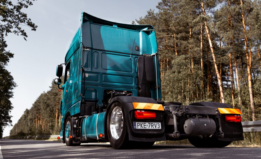 Ausfallfreie Lichtsysteme im LKW-Fuhrpark. Warum die Wahl des richtigen Herstellers von Fahrzeugbeleuchtung Betriebskosten senkt?